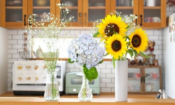ひまわりの花が飾られたきれいなキッチンの画像