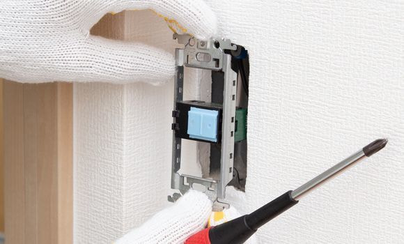 コンセントの工事をしている画像